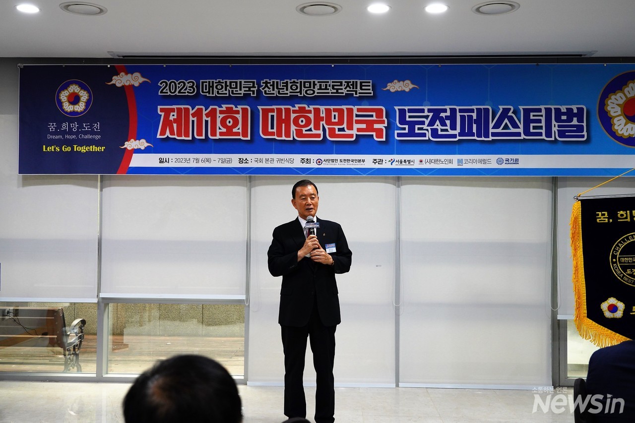 홍문표 의원이 개회를 선언하고 있다