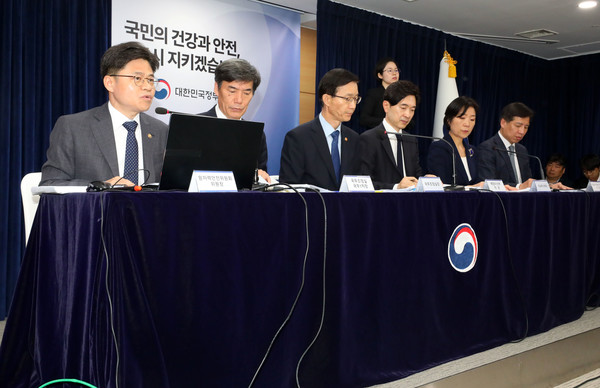 유국희 원자력안전위원장을 비롯한 정부 관계자들이 7일 오전 서울 종로구 정부서울청사에서 일본 후쿠시마 오염수 방류 대응 정부 합동 브리핑을 하고 있다. 왼쪽부터 유 위원장, 박구연 국무조정실 1차장, 방문규 국무조정실장, 박성훈 해양수산부 차관, 오영주 외교부 2차관, 권오상 식품의약품안전처 차장. 2023.07.07 / 사진=[뉴시스]