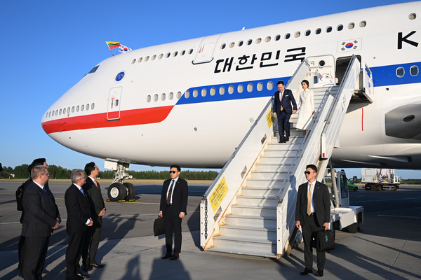 북대서양조약기구(NATO·나토) 정상회의 참석을 위해 리투아니아를 방문한 윤석열 대통령과 부인 김건희 여사가 10일(현지시간) 빌뉴스 국제공항에 도착해 공군 1호기에서 내리고 있다.2023.07.11 / 사진=[공동취재]