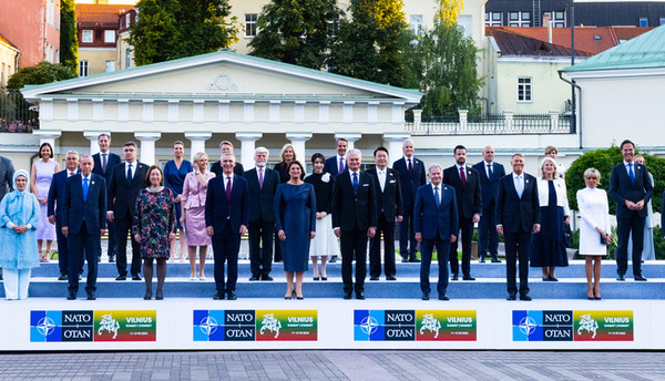 북대서양조약기구(NATO·나토) 정상회의 참석차 리투아니아를 방문 중인 윤석열 대통령과 부인 김건희 여사가 11일(현지시간) 빌뉴스 대통령궁에서 열린 리투아니아 대통령 주최 나토 동맹국·파트너국 대상 만찬에 앞서 각국 정상들과 기념촬영하고 있다.2023.07.12 / 사진=[나토 제공]