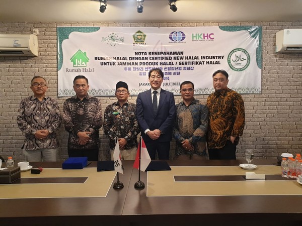 왼쪽부터 Pak Kiai Luqman (키아이 룩만 / HPN 사무총장) Dzikro Kepala Kapus 2 BPJPH (지크로 / 할랄청 본부장) Eko Prayitno Rumah Halal Korea (에코 프라잇노 / 루마할랄 센터장) 이광연 회장 / 인도네시아 신할랄 산업협회(CNHI) H. Afrinal ST., M,Si Kepala LPH Surveyor Indonesia (아프리날 / 서베이어 인도네시아할랄검사소장)