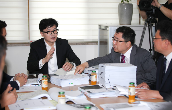 한동훈 법무부 장관이 14일 오전 제주시 연동 제주4·3사건 직권재심 권고 합동수행단 사무실을 방문해 강종헌(사법연수원 29기) 단장 등 수행단과 회의를 하고 있다. 2023.07.14 / 사진=[뉴시스]