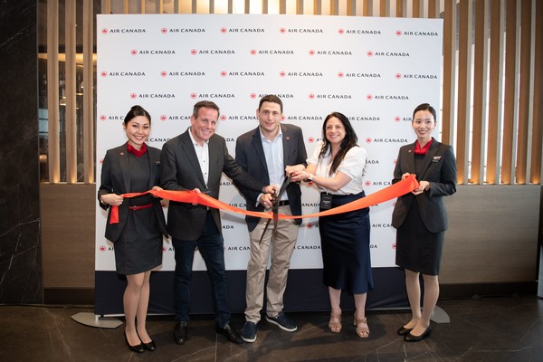 (왼쪽 두번째부터) 에어캐나다 로열티 및 제품 부문 부사장 스콧 오리어리(Scott O’Leary), 에어캐나다 마케팅‧디지털 부문 수석부사장마크 나스르(Mark Nasr),에어캐나다 상품 및 서비스 상무 재클린 하크니스(Jacqueline Harkness)가 오픈식에서 리본 커팅식 하는 모습
