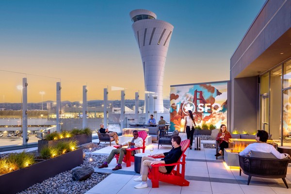 샌프란시스코 국제공항(SFO) 메이플 리프 라운지(MLL) 야외 테라스