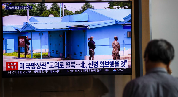 지난 18일 공동경비구역(JSA)을 견학하던 미군 1명이 월북했다. 로이드 오스틴 미국 국방장관은 18일(현지시간) "견학을 하던 우리 군인 중 한 명이 고의로 허가 없이 군사분계선을 넘었다"라고 밝혔다. 외신에 따르면 해당 인물은 2021년 입대한 미국 이등병 트래비스 킹으로 폭행 혐의로 텍사스 포트블리스로 귀환할 예정이었으며, 인천공항 보안검색대까지 호송됐으나, 비행기에 타지 않고 판문점으로 향하는 견학 그룹을 따라간 것으로 알려졌다. 19일 서울역 대합실에서 시민들이 공동경비구역을 통해 월북한 미군 관련 뉴스를 바라보고 있다. 2023.07.19.