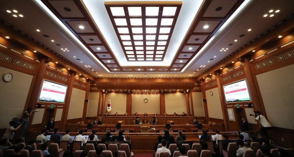 유남석 헌법재판소장과 헌법재판관들이 25일 오후 서울 종로구 헌법재판소 대심판정에서 이태원 참사 부실 대응 관련 이상민 행정안전부 장관에 대한 탄핵 심판 선고를 위해 자리에 앉아 있다. 2023.07.25 / 사진=[공동취재사진]