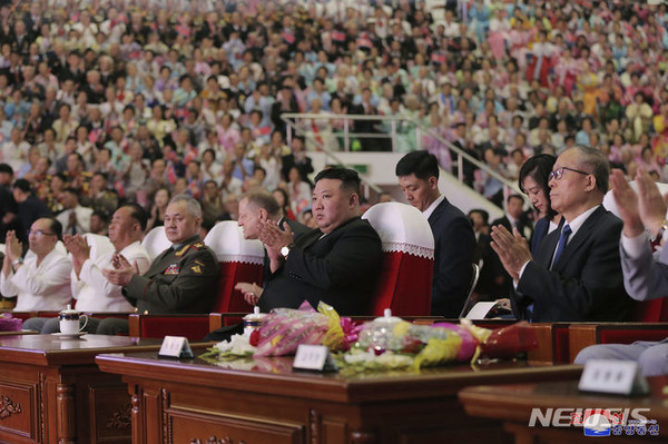 북한 조선중앙통신이 제공한 사진에 김정은(가운데) 북한 국무위원장이 세르게이 쇼이구(왼쪽) 러시아 국방장관, 리훙중 중국 전국인민대표대회 상무위원회 부위원장 등과 27일 평양에서 열린 조국해방전쟁 승리 70주년 기념 공연을 관람하고 있다. 북한은 1953년 7월 27일 한국 전쟁 휴전 협정이 이루어진 날을 조국해방전쟁 승리기념일로 지정해 기념하고 있다. 2023.07.27 / 사진=[뉴시스]