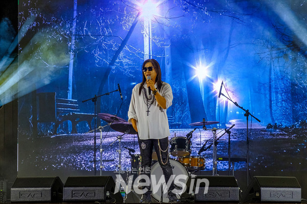 ▲'제7회 주섬주섬 음악회'에서 공연하는 가수 박완규 (사진=민경찬 기자)