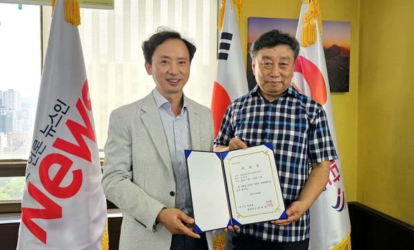 한국 농업마이스터대학교 김상배 교수(오른쪽)가 뉴스인미디어 논설위원 위촉을 마친 후 최명규 대표와 기념 촬영을 하고 있다.  (사진=정경호 기자)