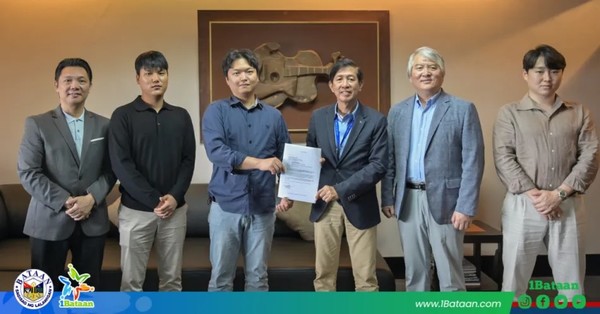 비오엠 그룹 최정용 대표이사(가운데 왼쪽)와 Administrator of AFAB Mr. Emmanuel Pineda(가운데 오른쪽)가 양해각서(MOU) 체결 후 기념사진을 촬영하고 있다.