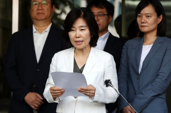 김은경 더불어민주당 혁신위원장이 3일 오전 서울 여의도 국회 더불어민주당사 앞에서 '노인 폄하' 논란과 관련해 사과 기자회견을 하고 있다. 2023.08.03.