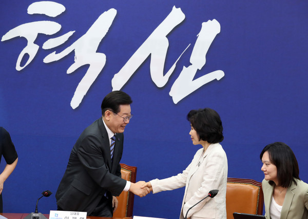 이재명 더불어민주당 대표가 20일 오전 서울 여의도 국회에서 열린 혁신기구 제1차 회의에서 김은경 위원장과 악수하고 있다. 2023.06.20 / 사진=[뉴시스]