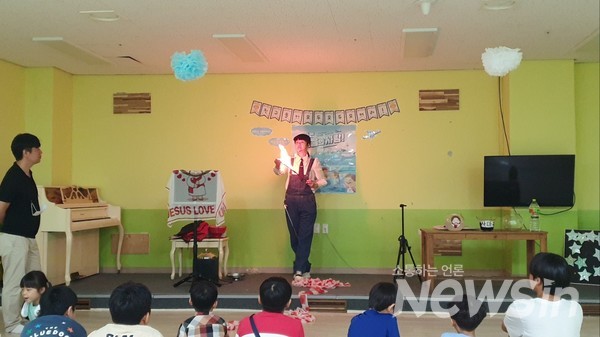 최승희 마술사는 지난달 30일 김해시 진영읍 진산대로에 위치한 진영대성교회(정상화 목사)﻿ '영·유아·유치부실'에서 가스펠 매직 공연을 하고 있다.2023.07.30