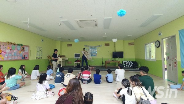 최승희 마술사는 지난달 30일 김해시 진영읍 진산대로에 위치한 진영대성교회(정상화 목사)﻿ '영·유아·유치부실'에서 가스펠 매직 공연을 하고 있다.2023.07.30