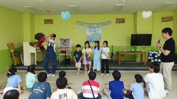 최승희 마술사는 지난달 30일 김해시 진영읍 진산대로에 위치한 진영대성교회(정상화 목사)﻿ '영·유아·유치부실'에서 가스펠 매직 공연을 하고 있다.2023.07.30