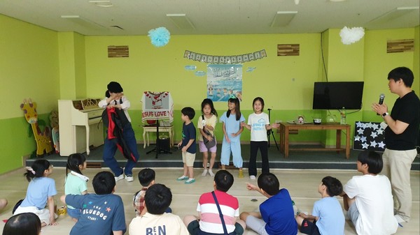 최승희 마술사는 지난달 30일 김해시 진영읍 진산대로에 위치한 진영대성교회(정상화 목사)﻿ '영·유아·유치부실'에서 가스펠 매직 공연을 하고 있다. 2023.07.30