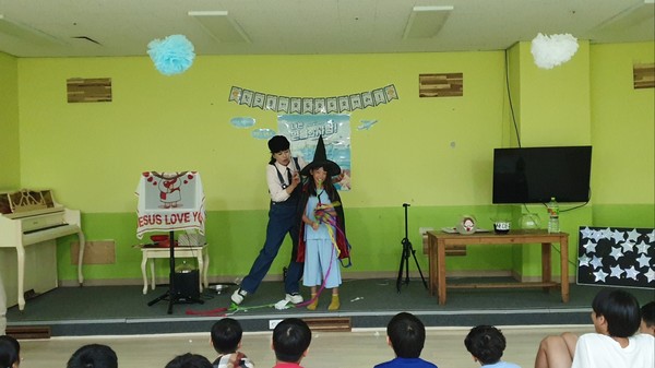 최승희 마술사는 지난달 30일 김해시 진영읍 진산대로에 위치한 진영대성교회(정상화 목사)﻿ '영·유아·유치부실'에서 가스펠 매직 공연을 하고 있다. 2023.07.30