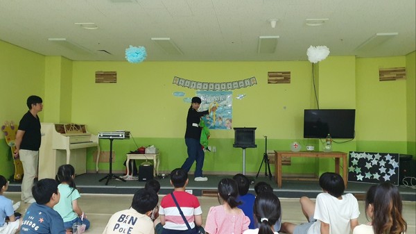 최승희 마술사는 지난달 30일 김해시 진영읍 진산대로에 위치한 진영대성교회(정상화 목사)﻿ '영·유아·유치부실'에서 가스펠 매직 공연을 하고 있다. 2023.07.30