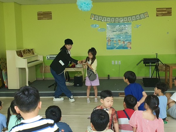 최승희 마술사는 지난달 30일 김해시 진영읍 진산대로에 위치한 진영대성교회(정상화 목사)﻿ '영·유아·유치부실'에서 가스펠 매직 공연을 하고 있다. 2023.07.30