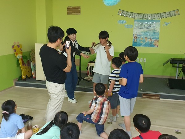 최승희 마술사는 지난달 30일 김해시 진영읍 진산대로에 위치한 진영대성교회(정상화 목사)﻿ '영·유아·유치부실'에서 가스펠 매직 공연을 하고 있다. 2023.07.30