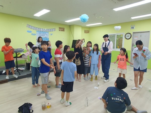 최승희 마술사는 지난달 30일 김해시 진영읍 진산대로에 위치한 진영대성교회(정상화 목사)﻿ '영·유아·유치부실'에서 가스펠 매직 공연을 하고 있다. 2023.07.30