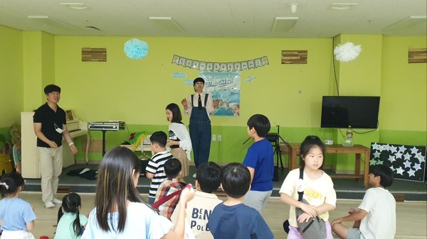 최승희 마술사는 지난달 30일 김해시 진영읍 진산대로에 위치한 진영대성교회(정상화 목사)﻿ '영·유아·유치부실'에서 가스펠 매직 공연을 하고 있다. 2023.07.30