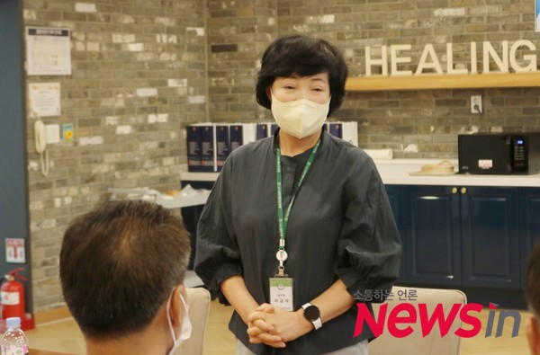 인사말하는 경희재활요양병원 이금자 이사장