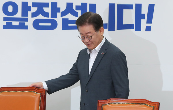 이재명 더불어민주당 대표가 7일 오전 서울 여의도 국회에서 열린 최고위원회에 참석하고 있다. 2023.08.07.