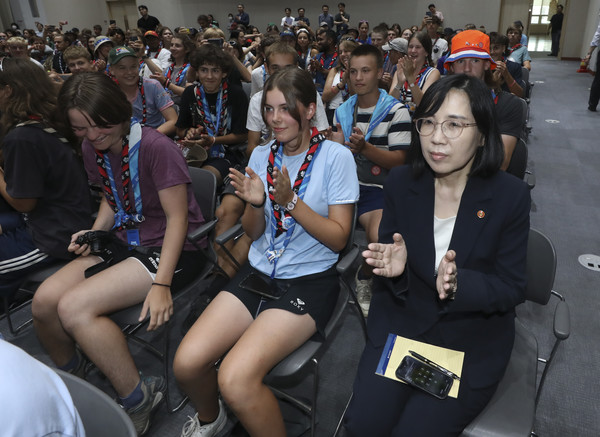 김현숙 여성가족부 장관이 9일 서울 종로구 성균관대학교에서 진행된 스위스 스카우트 대원들 태권도 체험 현장을 방문해 공연을 관람하고 있다. 2023.08.09.