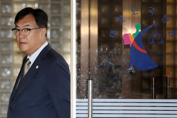 고 노무현 전 대통령의 명예를 훼손한 혐의로 재판에 넘겨진 정진석 국민의힘 의원이 10일 오후 서울 서초구 서울중앙지방법원에서 열린 1심 선고 공판에서 징역 6개월을 선고받고 나오고 있다. 2023.08.10 / 사진=[뉴시스]