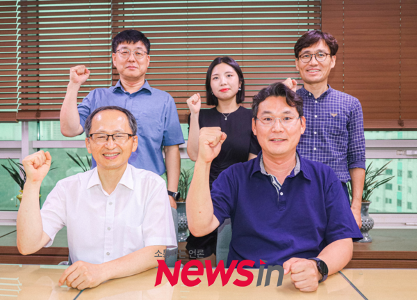대구교통공사 교통정책원구원 MaaS사업팀 배중철 팀장(왼쪽 아래)과 직원들이 “MaaS서비스가 지역경제 활성화로 이어질 수 있기를 기대한다.”며 화이팅을 외치고 있다. (사진 제공 : 대구교통공사)