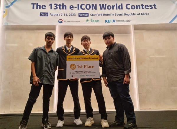 이번 대회 1위에 입상한 황준호, 김연우(한국) Thanisorn,Kittichon(태국) 글로벌팀.