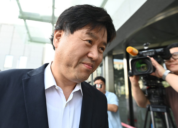 더불어민주당 이재명 대표의 최측근인 김용 전 민주연구원 부원장이 쌍방울그룹 대북송금 의혹과 관련해 27일 오전 경기도 수원지방검찰청에 참고인 신분으로 출석하고 있다. 2023.07.27 / 사진=[뉴시스]
