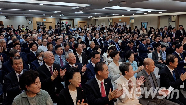 대한적십자사 신임 회장 김철수 회장 취임을 축하해 주고 있다(사진=정경호 기자)