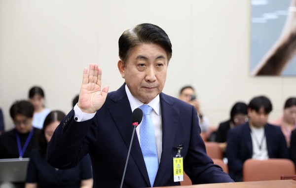 이동관 방송통신위원장 후보자가 18일 오전 서울 여의도 국회에서 열린 인사청문회에서 선서를 하고 있다. 2023.08.18.