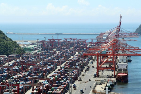 지난 7월 무역수지가 16억3000만 달러(2조823억원) 흑자를 기록했지만 올해 누적 적자는 248억4000만 달러(31조7530억원)로 소폭 감소했다고 산업통상자원부는 1일 밝혔다. 이날 부산 남구 신선대 부두에서 컨테이너가 선적 및 하역작업이 진행되고 있다. 2023.08.01.