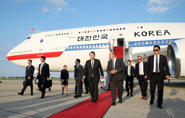 한미일 정상회의 참석을 위해 미국을 방문한 윤석열 대통령이 17일(현지시간) 워싱턴DC 인근 앤드루스 공군기지에 도착해 차량으로 이동하고 있다. 2023.08.18 / 사진=[뉴시스]