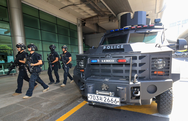 '묻지마 흉기 난동' 사건 발생으로 경찰이 특별치안활동을 선포한 가운데 6일 오전 제주국제공항 1층 도착장에서 소총과 권총 등 화기로 무장한 제주경찰특공대 대원들이 장갑차를 대동해 경계 활동을 하고 있다. 2023.08.06.