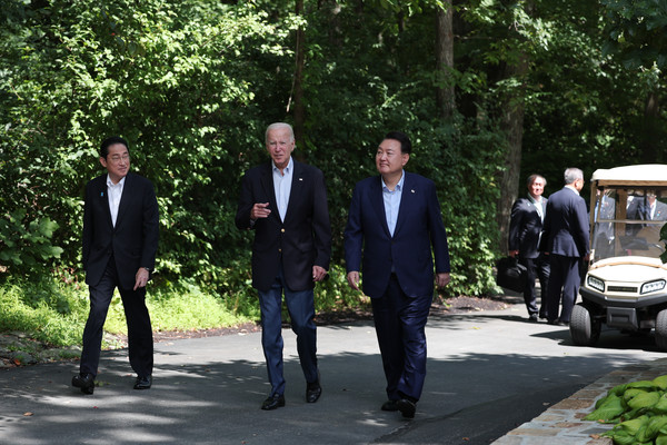 윤석열 대통령이 18일(현지시간) 메릴랜드주에 위치한 미국 대통령 별장 캠프 데이비드에서 조 바이든 미국 대통령, 기시다 후미오 일본 총리와 오찬을 하기 위해 이동하고 있다.2023.08.19 / 사진=[공동취재]