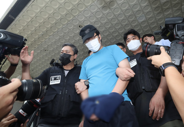 서울 관악구 신림동 공원에서 벌어진 성폭행 사건 피의자 최 모씨가 19일 서울 관악구 관악경찰서에서 구속 전 피의자 심문(영장실질심사)을 받기 위해 법원으로 송치하고 있다. 2023.08.19.