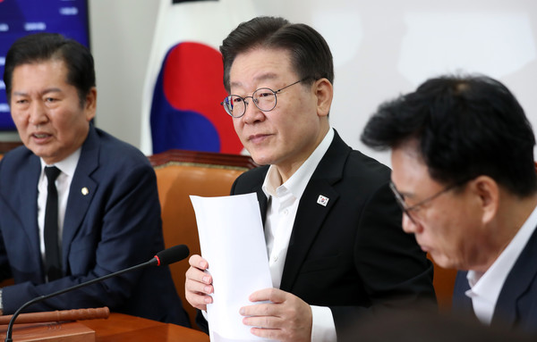 이재명 더불어민주당 대표가 18일 오전 서울 여의도 국회에서 열린 최고위원회의에 참석하고 있다. 2023.08.18.