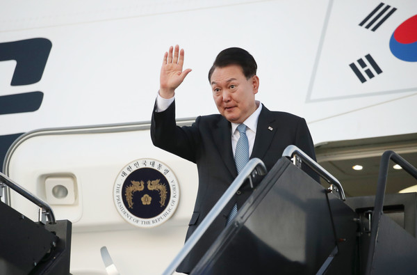 한미일 정상회의 일정을 마치고 귀국하는 윤석열 대통령이 18일(현지시간) 워싱턴DC 인근 덜레스 국제공항에서 공군 1호기에 탑승 전 인사하고 있다. 2023.08.19 / 사진=[뉴시스]