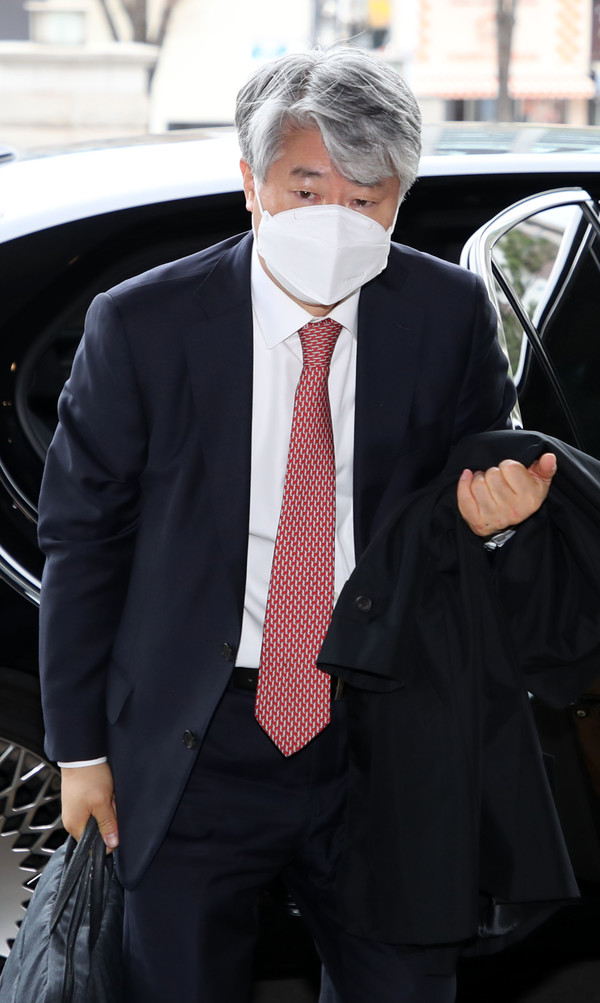 검찰 수사권 완전 박탈(검수완박) 법안에 대한 헌법재판소의 권한쟁의심판 선고일인 23일 이종석 헌법재판관이 서울 종로구 헌법재판소로 출근하고 있다. 2023.03.23 / 사진=[뉴시스]