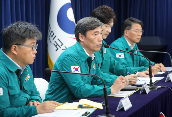 일본 후쿠시마 오염수 방류가 임박한 것으로 알려진 21일 오후 서울 종로구 정부서울청사에서 열린 후쿠시마 오염수 방류 관련 일일 브리핑에 참석한 박구연 국무조정실 국무1차장이 취재진의 질문에 답하고 있다. 2023.08.21.