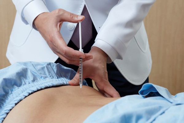 [사진설명] 자생한방병원 의료진이 요통 환자에게 약침치료를 실시하고 있다