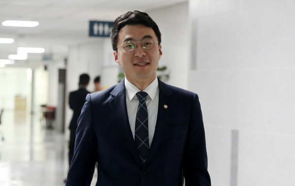 코인 보유 논란에 휩싸인 김남국 더불어민주당 의원이 9일 오전 서울 여의도 국회에서 의원실로 향하고 있다. 2023.05.09 / 사진=[뉴시스]