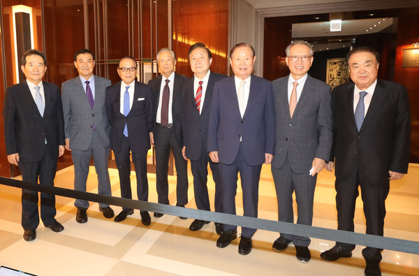 신영균 국민의힘 상임고문과 권노갑 더불어민주당 상임고문을 비롯한 여야 원로 의원들이 17일 오전 서울 중구 웨스틴 조선 서울에서 열린 '11인 원로회' 발족식을 마치고 기념촬영을 하고 있다 [왼쪽부터, 정세균 전 국회의장, 강창희 전 국회의장, 신영균 국민의힘 상임고문, 권노갑 더불어민주당 상임고문, 정대철 헌정회장, 김형오 전 국회의장, 김원기 전 국회의장, 문희상 전 국회의장]2023.07.17.