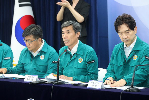 일본 정부가 후쿠시마 원전 오염수 방류 시기를 발표한 22일 오후 서울 종로구 정부서울청사에서 박구연 국무조정실 국무1차장이 오염수 방류 관련 브리핑을 하고 있다. 2023.08.22.