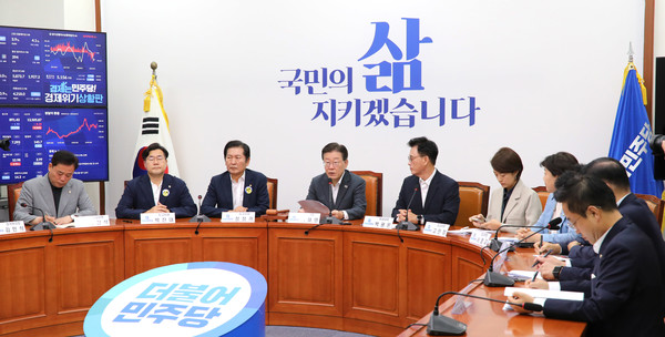 이재명 더불어민주당 대표가 23일 오전 서울 여의도 국회에서 열린 최고위원회의에서 발언하고 있다. 2023.08.23.