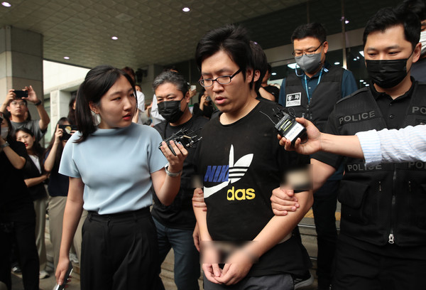 산속 둘레길에서 30대 여성을 성폭행하고 살해한 혐의로 구속된 최윤종이 25일 서울 관악경찰서에서 검찰로 송치되고 있다. 2023.08.25 / 사진=[뉴시스]